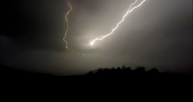 Bolu’da şimşekler geceyi aydınlattı……