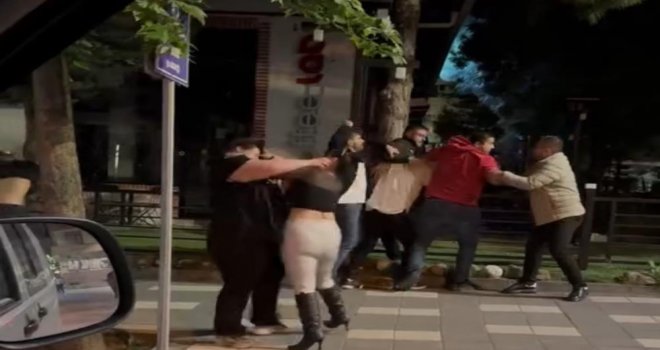 Bolu’da sokak ortasında kavga: Yumruklar havada uçuştu........