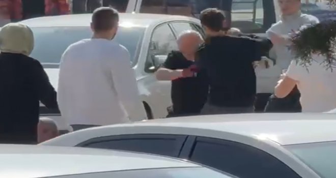 Bolu'da sokak ortasında yumruklar havada uçuştu.........