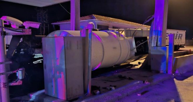 Bolu’da tanker gişelere çarpıp devrildi: 1 yaralı