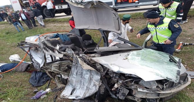 Bolu’da tırla çarpışan otomobil kağıt gibi ezildi: 1 ölü, 2 yaralı