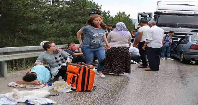 Bolu’da, tırla çarpışan otomobildeki 1’i çocuk 6 kişi yaralandı....