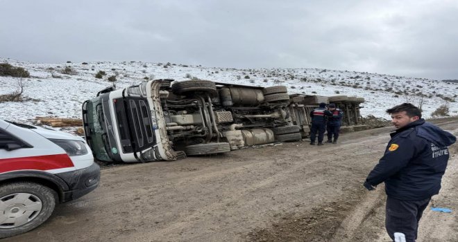 Bolu’da tomruk yüklü tır devrildi: 1 yaralı………..