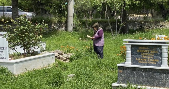 Bolu'da vatandaşlar arefe günü kabir başında dua etti....