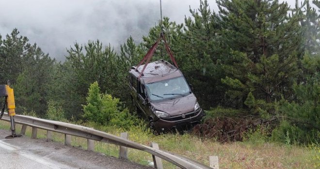 Bolu'da virajı alamayan hafif ticari araç yoldan çıktı: 3 yaralı