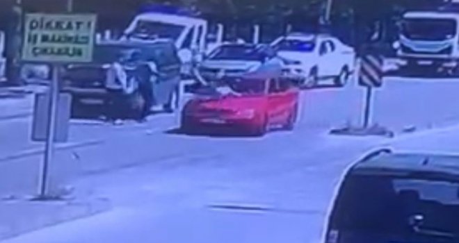 Bolu’da yola aniden çıkan 7 yaşındaki çocuğa otomobil çarptı: O anlar, güvenlik kamerasına yansıdı