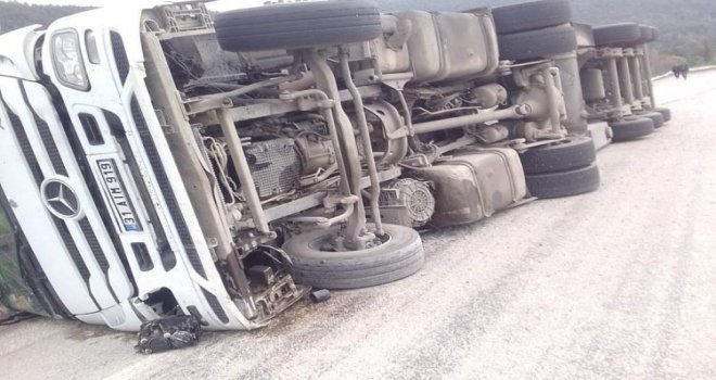 Bolu’da yumurta yüklü tır devrildi: 1 yaralı....