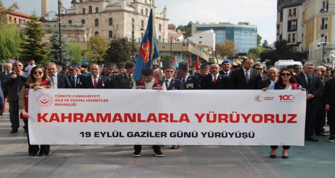 Bolulu gaziler gururlu günlerinde İzzet Baysal Caddesi'nde yürüdü.