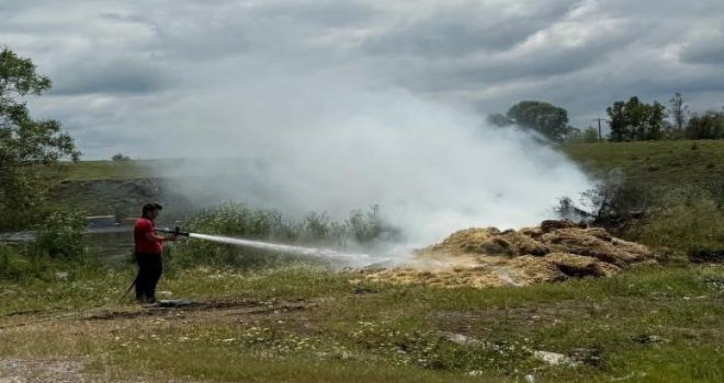 Boş arazideki atık samanlar alev aldı.....