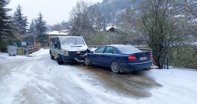 Buz tutan yolda kafa kafaya çarpıştılar……