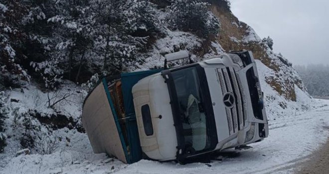 Buzlu yolda kontrolden çıkan kamyon devrildi: 1 yaralı