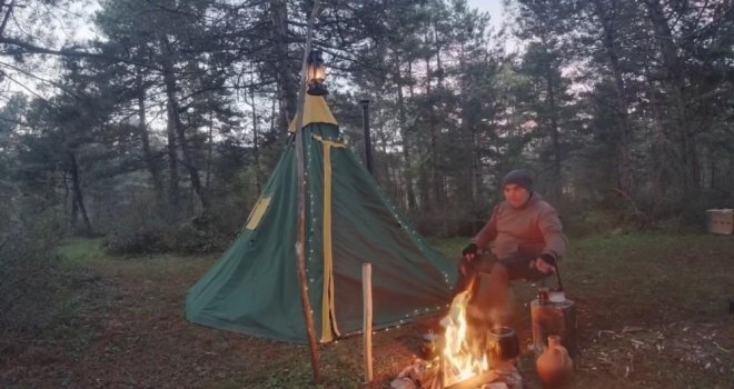 Çadırın yanına ayı geldi, korku dolu anlar yaşandı: Davetsiz misafir kameraya yansıdı