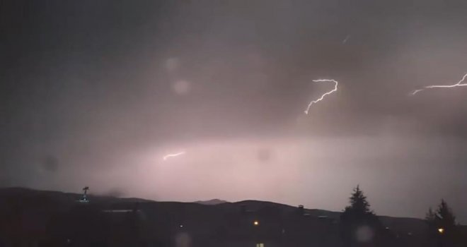 Çakan şimşekler geceyi gündüz gibi aydınlattı.