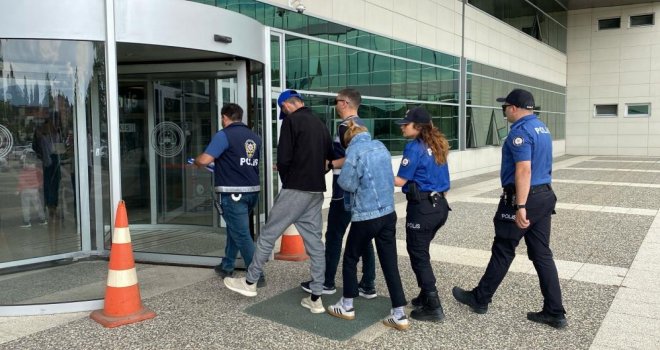 Çaldıkları plakayı başka araca takıp kaçtılar, Sakarya'da yakalandılar......