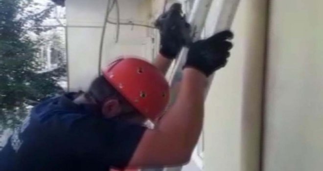 Çatıdan düşen yavru güvercini itfaiye yuvasına koydu