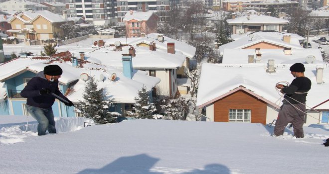 Çatılarda biriken karlar gelir kapısı oldu, taleplere yetişemiyor