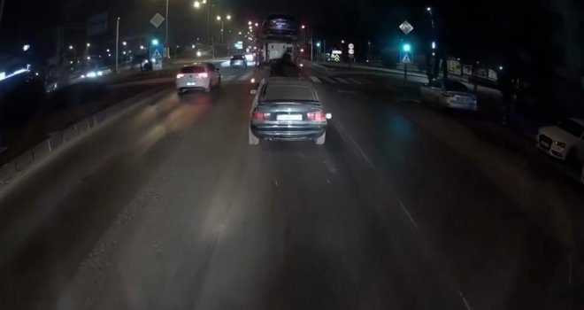 Çekici otomobili yola düşürdü…