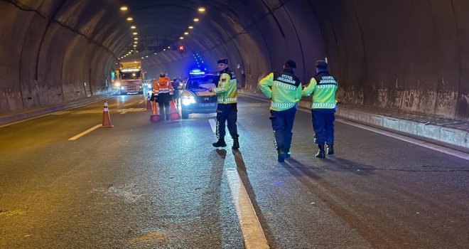 Cenazeye giden aile ölümden döndü: Bolu Dağı Tüneli'nde tırın çarpıp kaçtığı otomobil takla attı