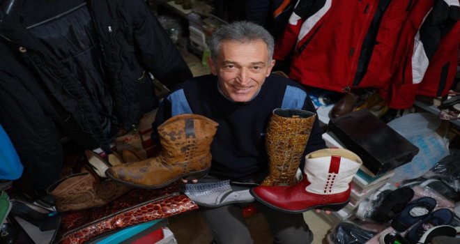 Çeyrek asırlık ayakkabı koleksiyonuna gözü gibi bakıyor....