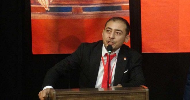 CHP Bolu Merkez İlçe başkanı Çetin Uç; ‘Partimizin logosunun bulunduğu bir görselin çöpe atılması kabul edilemez ve kesinlikle tasvip etmiyoruz’