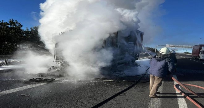 Çikolata hammaddesi taşıyan kamyon alev alev yandı