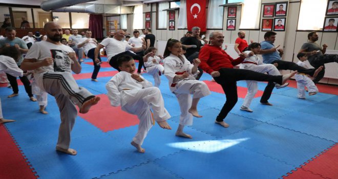 Çocuklarına destek olan babalar mindere indi