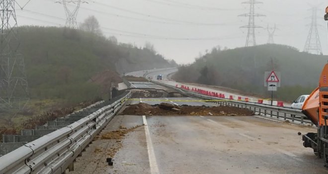 Çöken yoldaki çalışmalara sağanak yağmur engeli