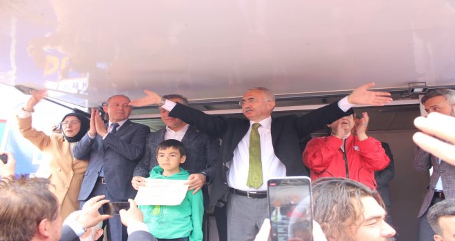 Coşkunyürek’in konuşması meydanı coşturdu