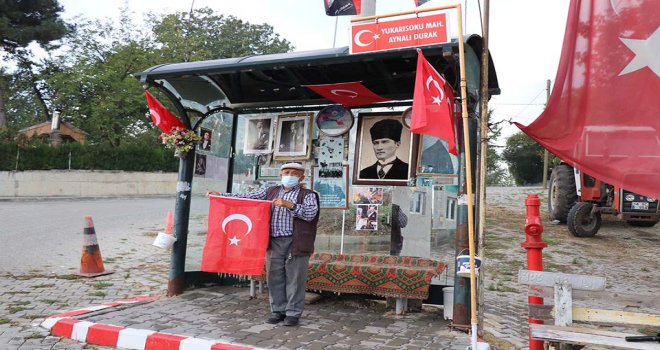 Cumhuriyetin 97’nci yılını Atatürk posterleriyle süslediği durakta kutladı