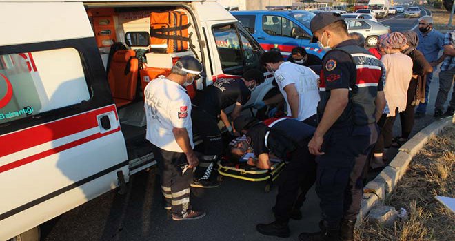 D-100 karayolunda iki ticari araç kavşakta çarpıştı: 7 yaralı