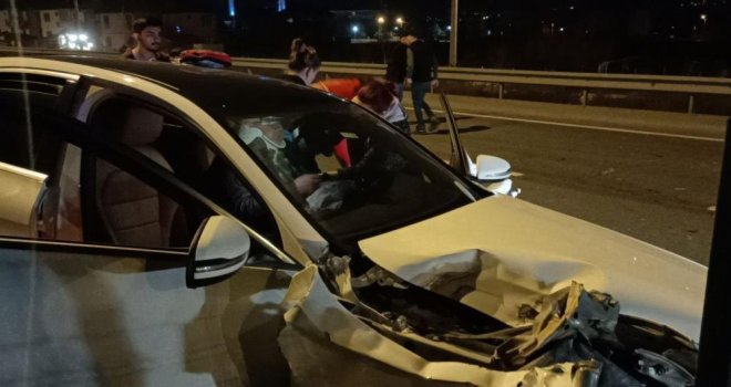 D-100’de lüks otomobil kamyona çarptı: 1 yaralı....