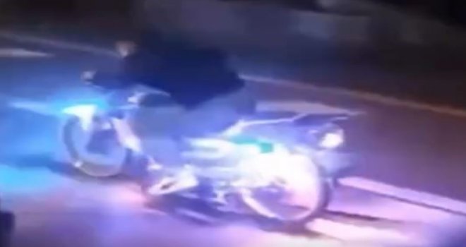 D-100'de motosikletle tehlikeli şov kamerada