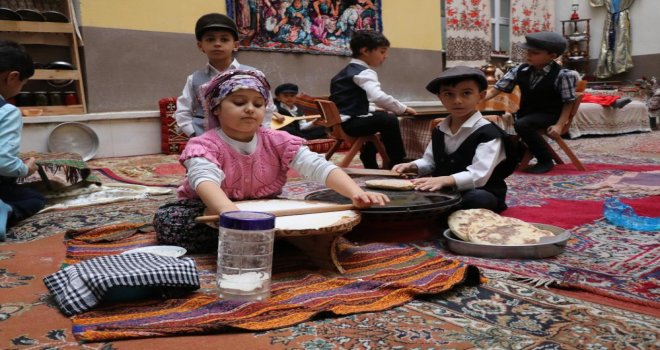 Dedelerinin kıyafetlerini giydiler, ninelerinin yemeklerini yaptılar