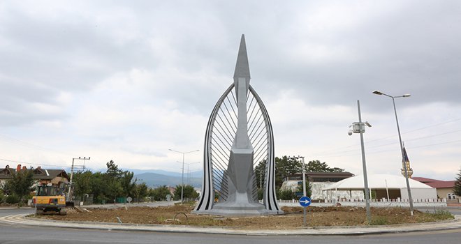 Depoda kaderine terk edilen 472 bin TL’lik heykel dönel kavşakta değerlendirildi