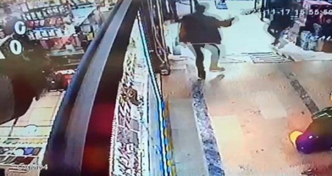 Deprem anında panik içinde böyle kaçıştılar..