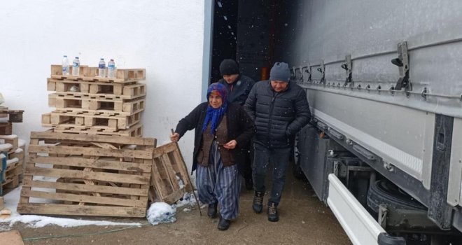 Deprem bölgesine kendi ördüğü patikleri gönderdi