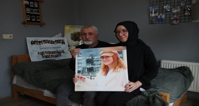 Depremde vefat eden evlatları için Bolu'dan Eskişehir'e taşınan Aydoğdu ailesi 25 yaşında kaybettikleri kızları ve 72 kişi için adalet istiyor