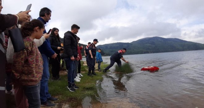 Depremzedeler unutulmadı: Abant Gölü'ne 11 ilin isminin bulunduğu çelenk bırakıldı