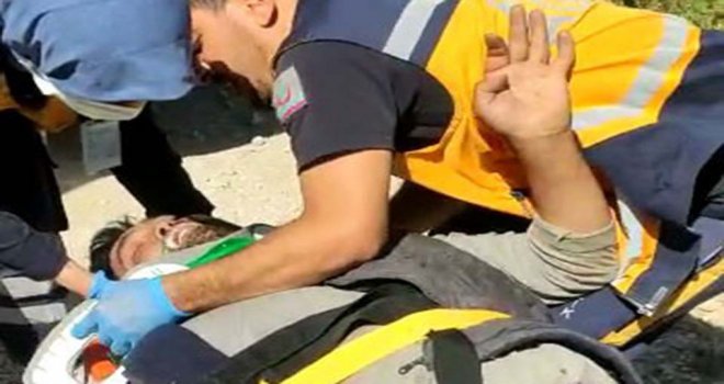 Dereye devrilen yabancı uyruklu traktör sürücüsü ağır yaralandı