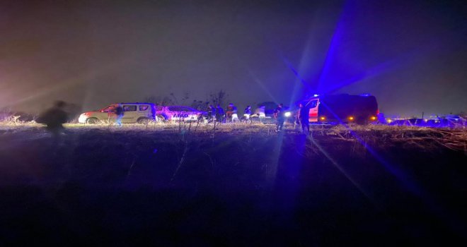 Dereye uçan otomobilden jandarma ekipleri kurtardı