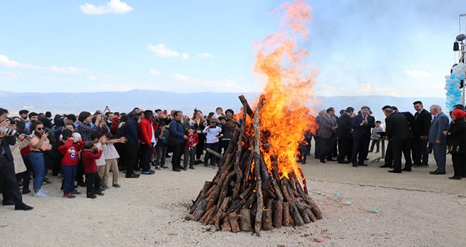 Dev Köroğlu heykeli Nevruz ateşiyle açıldı