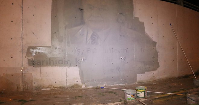 Devlet büyüklerinin portrelerinin bulunduğu duvarların üzeri izinsiz olduğu gerekçesiyle boyandı