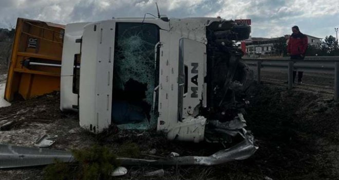 Devrilen tırdan hafif yaralı kurtuldu