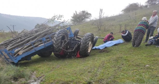 Devrilen traktörün altında kalan sürücü hayatını kaybetti.............