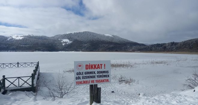 Doğa harikası Abant Gölü buz tuttu......