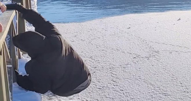 Donmuş gölde buz kırıldı, suya düşmekten son anda kurtuldu