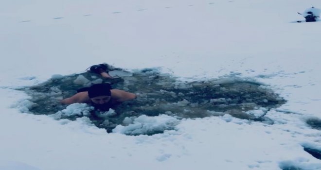 Donmuş göle girdi: ‘Keyif amaçlı yaptık bayağı viral oldu’