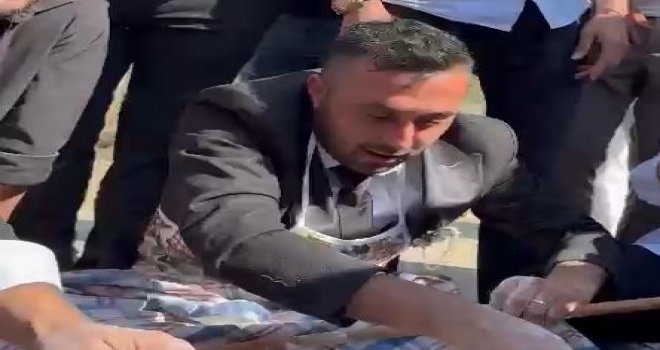 Düğün konvoyunda damada hamur yoğurttular...