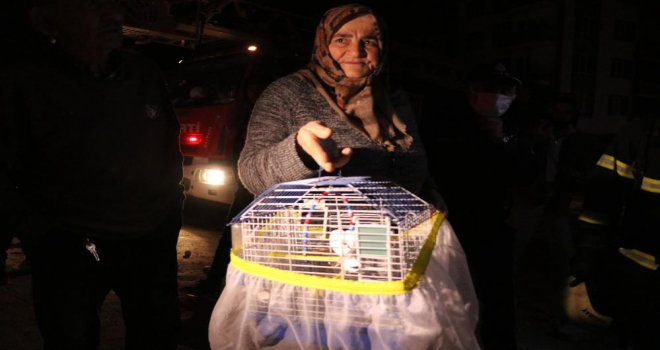 Dumanların arasından kuşunu kurtarmak için eve girdi