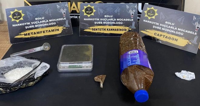 Durdurulan araçta 3 kişinin üzerinden uyuşturucu çıktı......